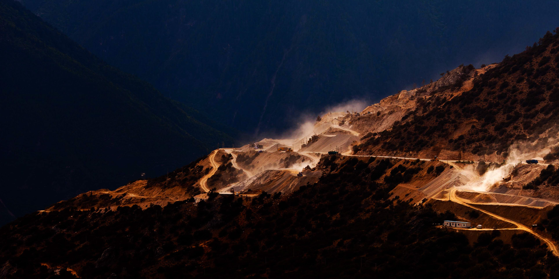 銳意進取、安全第一<br>團結奮進、堅毅誠信，創造共贏