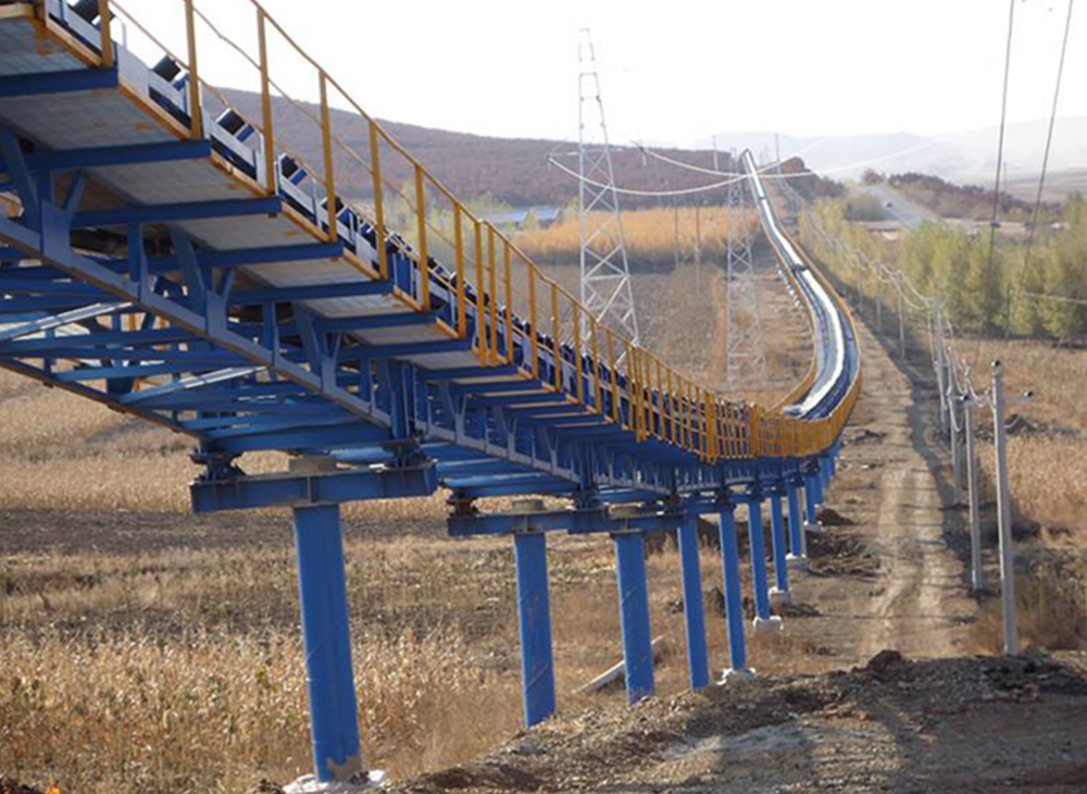 長距離越野式平面轉(zhuǎn)彎輸送機(jī)